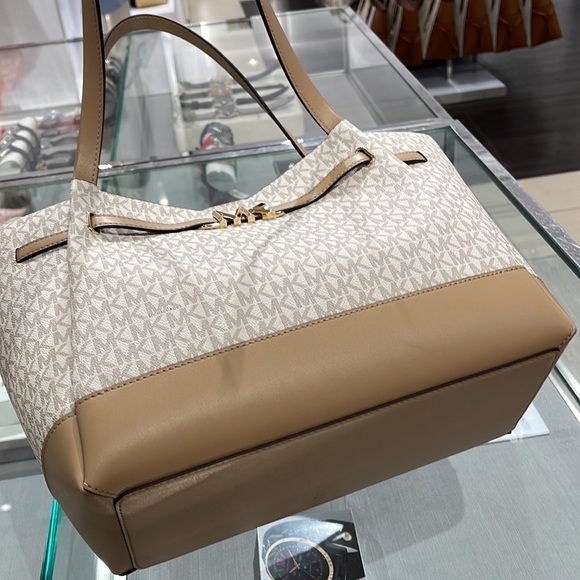 MICHAEL KORS
Reed Large Logo Shoulder Tote Bag
Camel Combo 
35S3G6RT3B
NWT - Picture 16 of 16